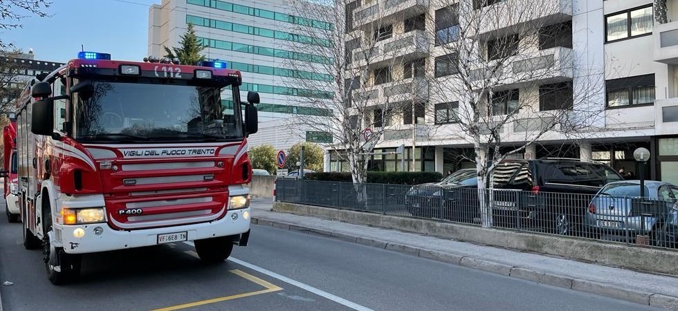 Allarme per una fuga di gas in via Guardini a Trento, sul posto i vigili del fuoco